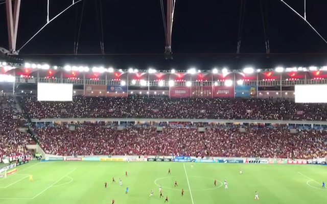 Com dez minutos de jogo, torcida canta música em homenagem às vítimas de tragédia no Ninho