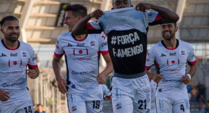 Brasileiro emprestado ao futebol mexicano, Yago presta homenagem ao Flamengo após marcar golaço