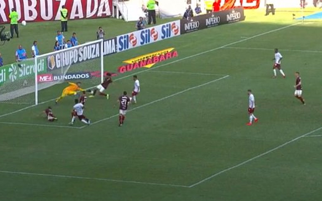 “Gol inverso”: Arão salva lance em cima da linha e mantém Flamengo na vantagem