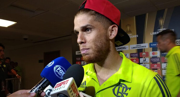 Cuéllar exalta torcida do Flamengo após aplausos em sua substituição: “Isso é maravilhoso”