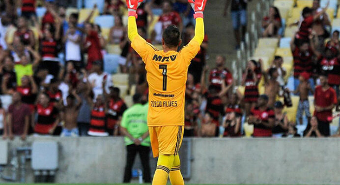 Diego Alves é presenteado por Marcos Braz em pódio na festa do título do Flamengo