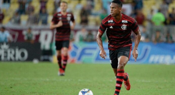 Ponte Preta reitera desejo de contar com atacante do Flamengo