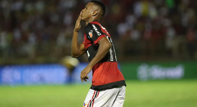 Cria da base, Lucas Silva recebe nova oportunidade contra sua primeira ‘vítima’ no profissional