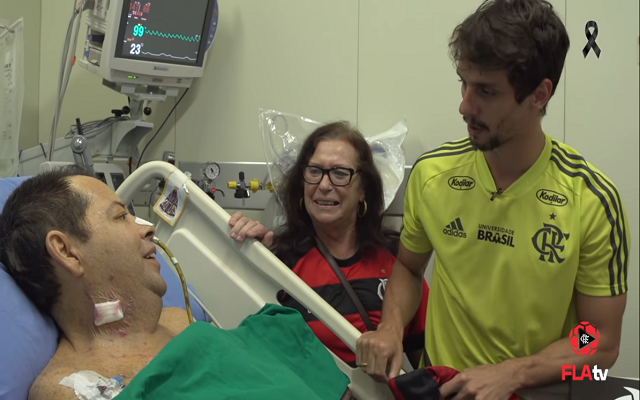 Torcedor do Flamengo que luta contra câncer recebe visita de Rodrigo Caio