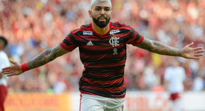 Torcida esgota primeira remessa, e Flamengo ultrapassa R$ 4 mi em camisas vendidas