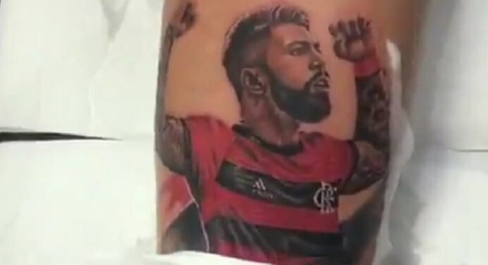 Torcedor do Flamengo faz homenagem a Gabigol e tatua imagem do atacante na panturrilha