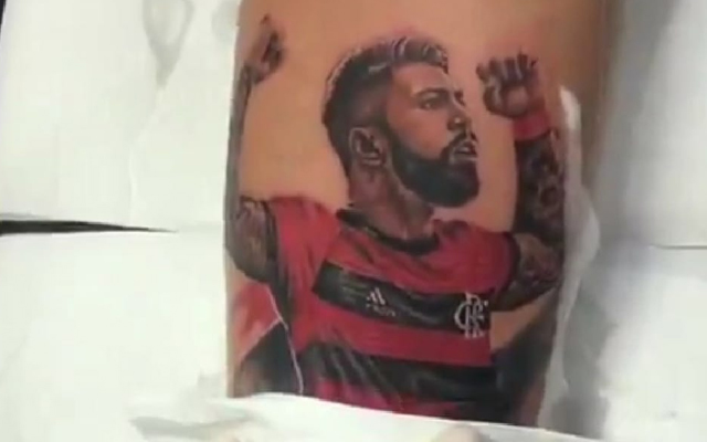 Torcedor faz tatuagem em homenagem a autor do gol da permanência