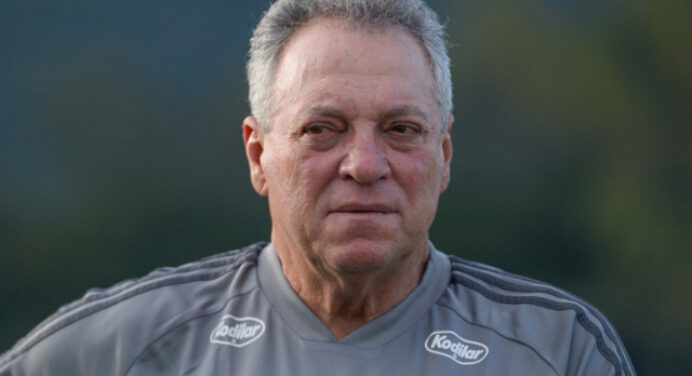 Abel monta time titular sem Gabigol e Everton Ribeiro no treinamento desta sexta