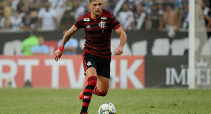 Arrascaeta, do Flamengo, lança sorteio de camisa autografada