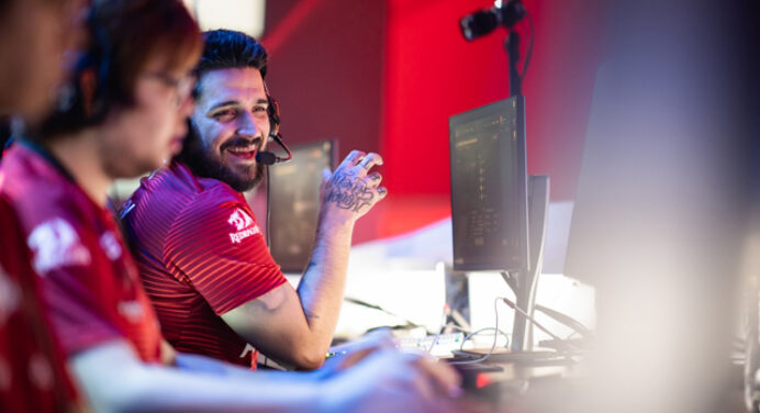 Flamengo pode assumir a liderança se vencer o KaBuM! no CBLoL