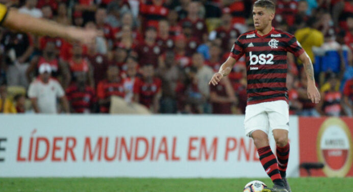 Jornalista diz que empresário de Cuéllar está em Milão; volante do Flamengo é monitorado por clubes italianos