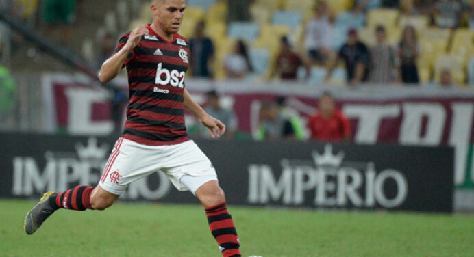 Contrato de Cuéllar com empresário termina em setembro; volante ainda não tem proposta para deixar o Flamengo