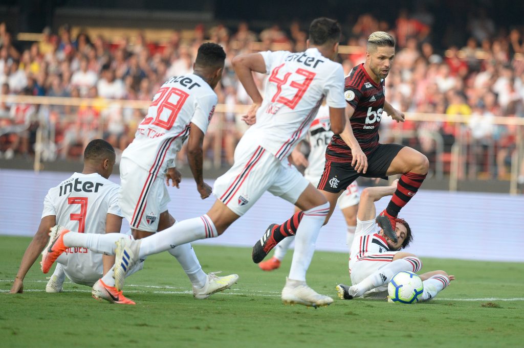 Confronto entre Flamengo e São Paulo é marcado por cartões amarelos