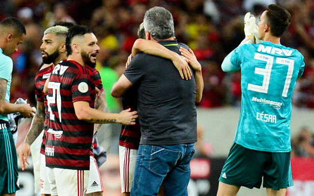 Elenco do Flamengo ‘fecha’ com Abel Braga e comemora ao lado do treinador, em meio a protestos da torcida