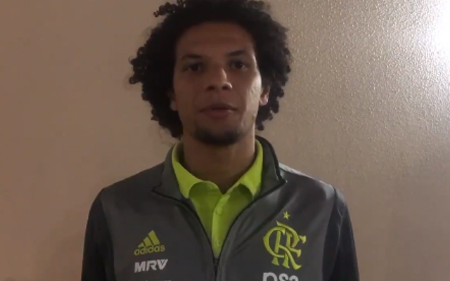 Vítima de câncer, torcedor do Flamengo recebe mensagem de carinho do volante Willian Arão