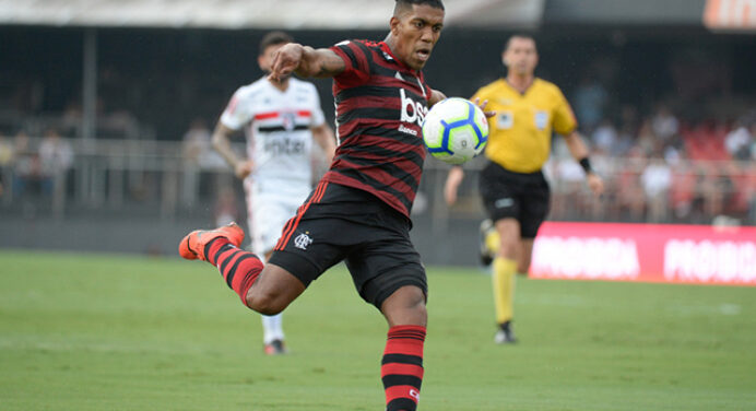Berrío será julgado por expulsão contra o Corinthians e pode cumprir suspensão de até seis jogos