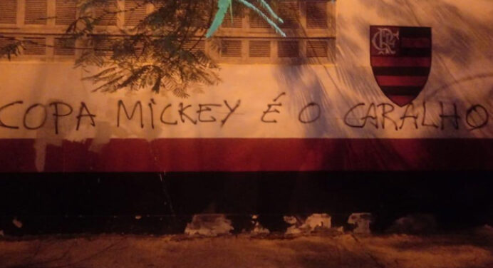Em protesto, torcida do Flamengo picha muros da Gávea e do Ninho: “Copa Mickey é o c*****”