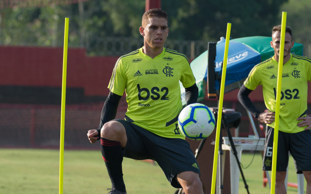 Após folga, Cuéllar chega mais cedo ao Ninho do Urubu para retomar atividades pelo Flamengo