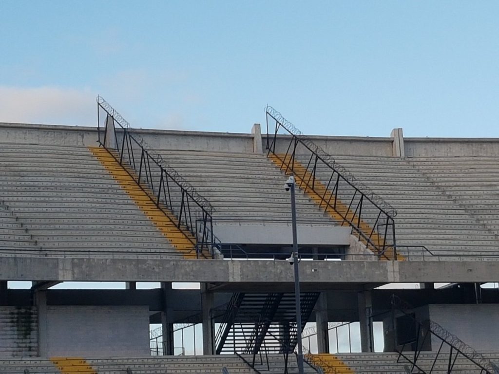 Palco de Peñarol x Flamengo tem divisão de setores com arame farpado