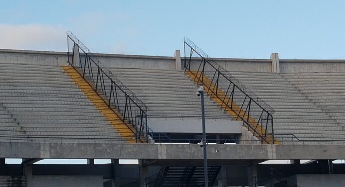 Palco de Peñarol x Flamengo tem divisão de setores com arame farpado
