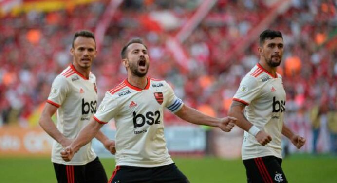 Na saída de campo após derrota para o Internacional, Renê e Everton Ribeiro lamentam desempenho do Flamengo