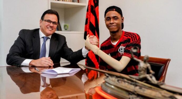 Flamengo acerta indenização com Jhonata, sobrevivente do Ninho do Urubu