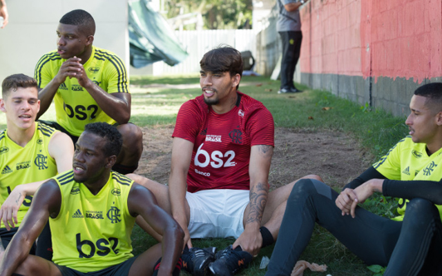 Paquetá visita CT do Flamengo, e rubro-negros brincam: “Prendam ele aí”