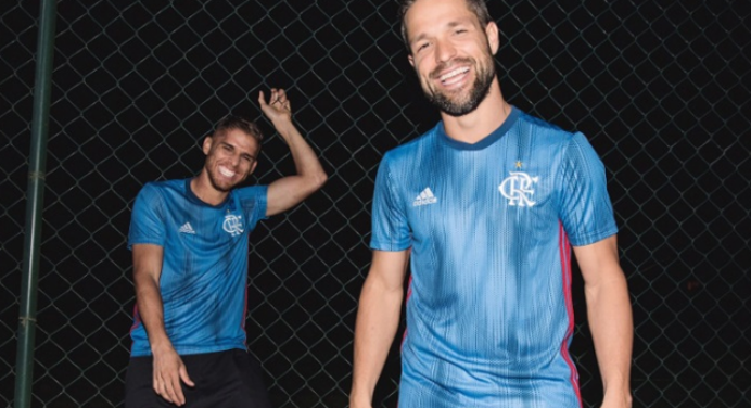 Venda de camisa azul do Flamengo empaca; diretoria vetou uso em campo