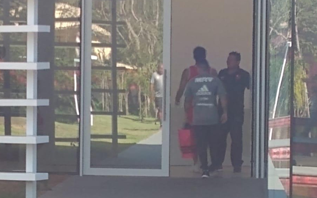 Matando a saudade: Lucas Paquetá visita o Ninho do Urubu durante treino do Flamengo