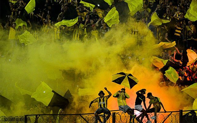 Torcedor do Fla se arrisca e assiste ao jogo infiltrado na torcida do Peñarol