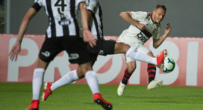 Com um jogador a mais, Flamengo abusa em cruzamentos e sai derrotado; veja as estatísticas do jogo