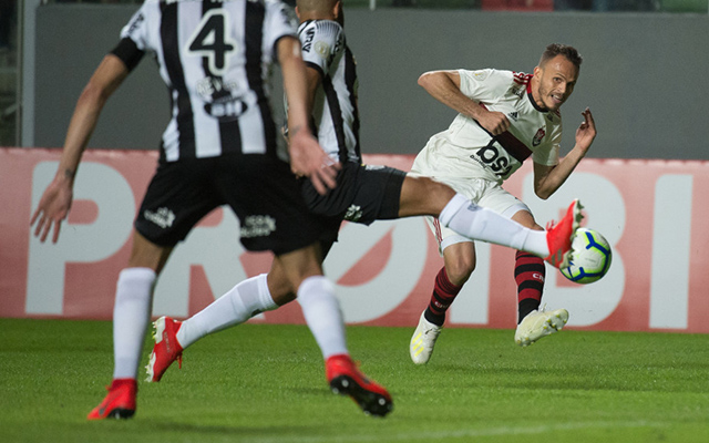 Com um jogador a mais, Flamengo abusa em cruzamentos e sai derrotado; veja as estatísticas do jogo