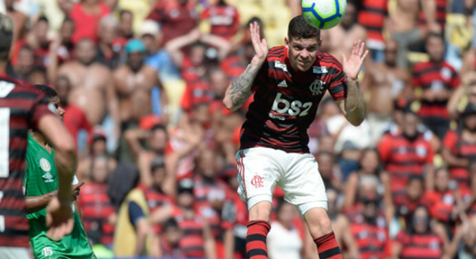 Ronaldo se esquiva de rumores sobre saída do Flamengo: “Me sinto muito bem aqui”
