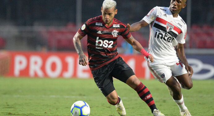 Empresário de Trauco entende que lateral perdeu espaço, mas desvia sobre futuro: “Depende do Flamengo”