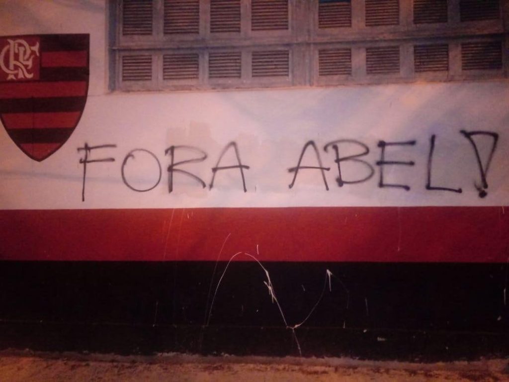 Torcedores do Flamengo se mobilizam e convocam novo protesto para o Ninho do Urubu