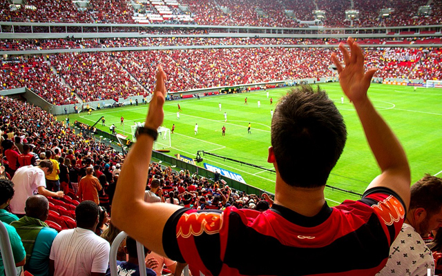 Torcida do Flamengo prepara mosaico para partida em Brasília, contra o CSA