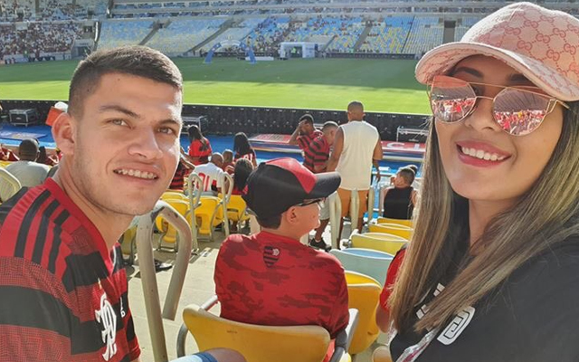 Conhecendo de perto: meia do Libertad vai à arquibancada do Maracanã para ver jogo do Flamengo