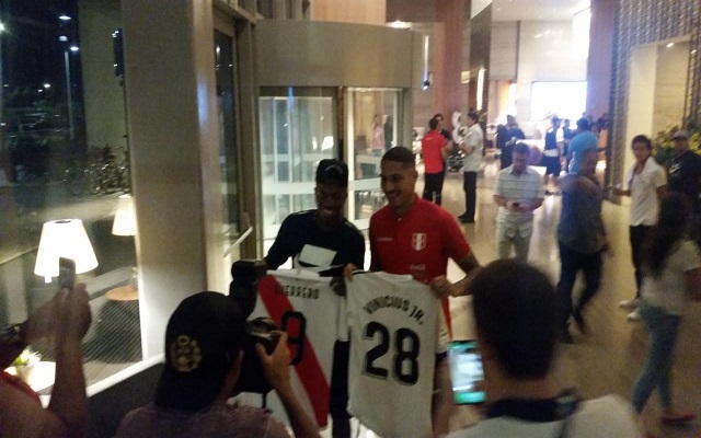 Ex-companheiros de Flamengo, Vinícius Júnior e Paolo Guerrero se encontram durante a Copa América