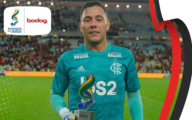 Diego Alves é eleito o craque do jogo na classificação diante do Corinthians