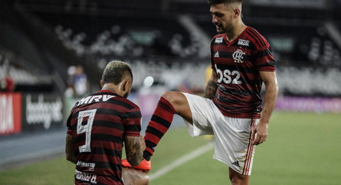 Que resenha! Gabigol participa de sorteio de camisa do Flamengo promovido por Arrascaeta