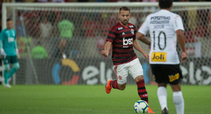 Everton Ribeiro celebra classificação do Flamengo, mas pede foco no Brasileirão: “Precisamos somar pontos”