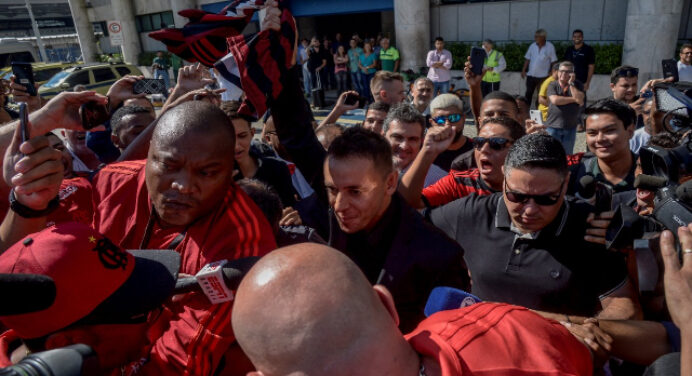 Após desembarcar no Rio de Janeiro, Rafinha comenta sobre festa da torcida: “Faz tempo que eu não vivia isso”