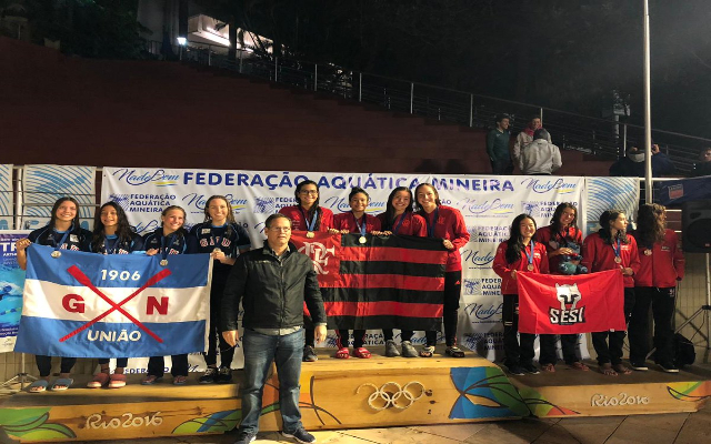 Flamengo conquista o ouro no revezamento feminino no Campeonato Brasileiro de Natação