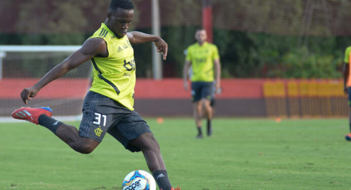Sem espaço, Klebinho vira quinta opção e permanência no Flamengo é incerta