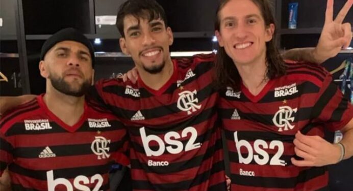 Após comemorar título com a camisa do Flamengo, Daniel Alves ‘se oferece’ ao rubro-negro: “Me liga”