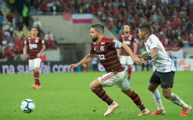 Técnico insinua venda de De La Cruz, alvo do Flamengo: “Vão levá