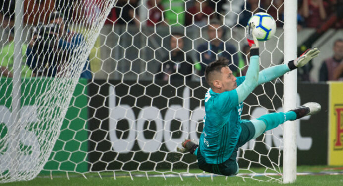 Diego SALVE! Goleiro do Flamengo é eleito melhor da 15ª rodada pelo prêmio Bola de Prata