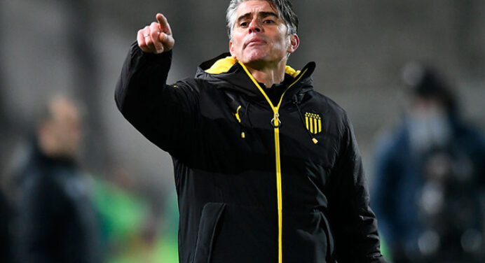 Após derrota, técnico do Peñarol diz que o estilo de jogo do Fluminense é superior ao do Flamengo