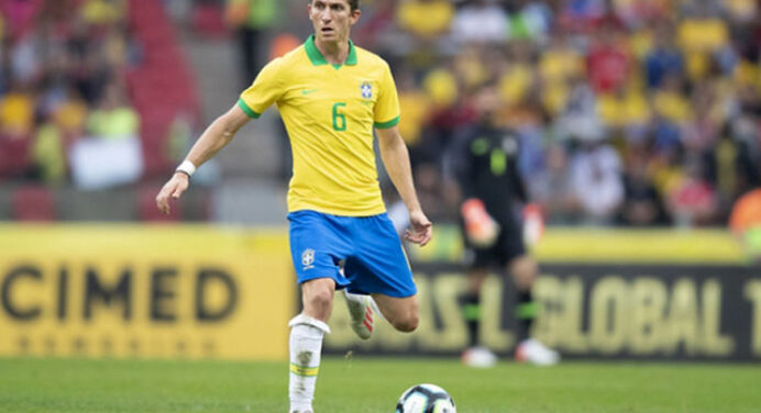 Negociando com o Fla, Filipe Luís pede para Landim trocar gramado do Maracanã: “Vai ajudar bastante”