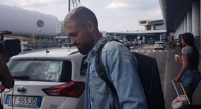 Léo Duarte desembarca na Itália para assinar com o Milan: “Estou muito feliz”